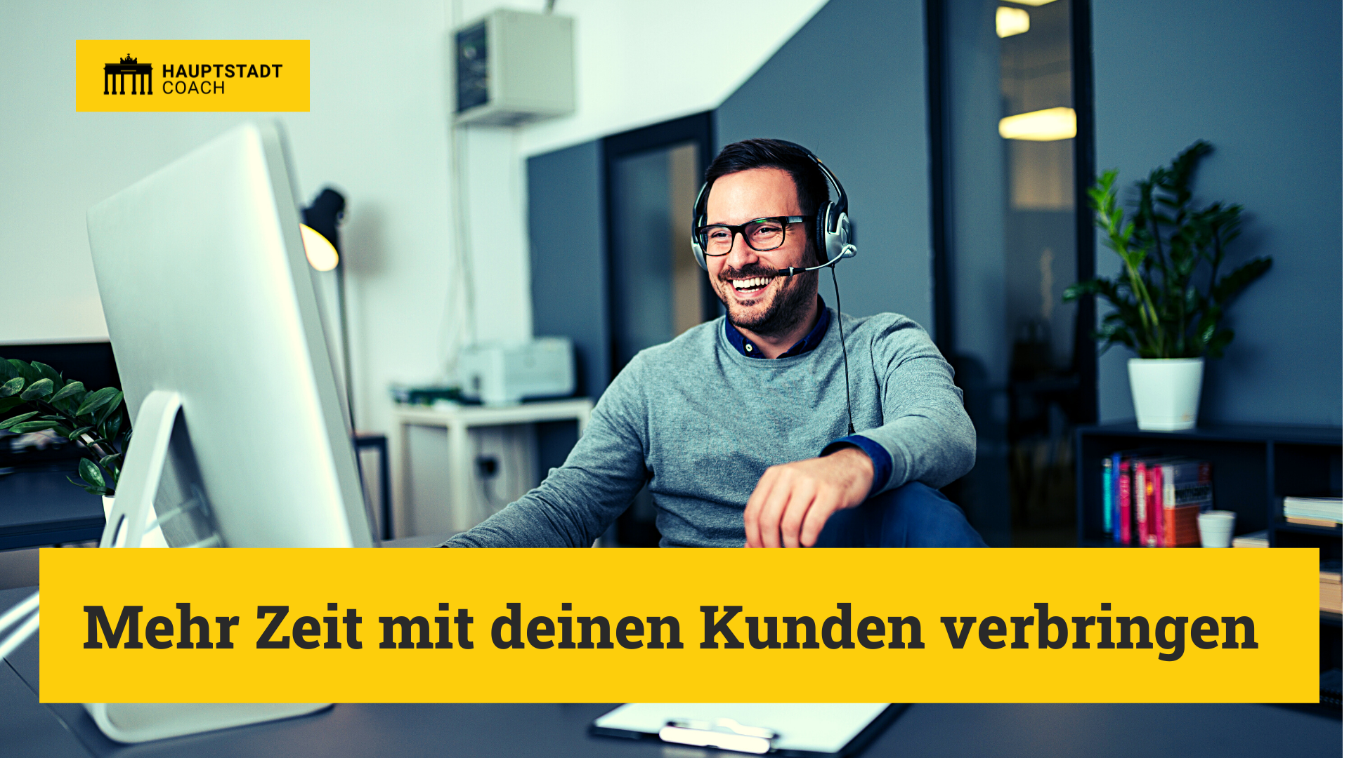 Vertriebsmitarbeiter im Vertriebstraining. Sitzt vor dem Computer und lernt Hybrid Selling